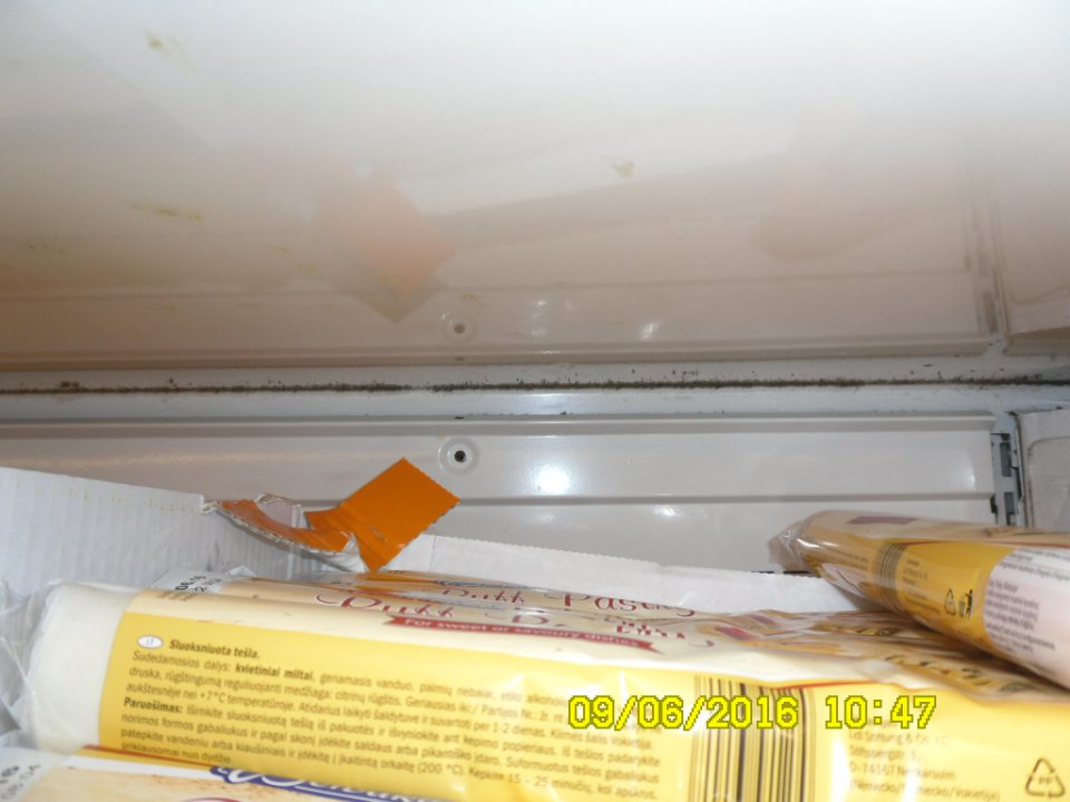 V prevádzke nedostatočná sanitácia, znečistená chladiaca vitrína.