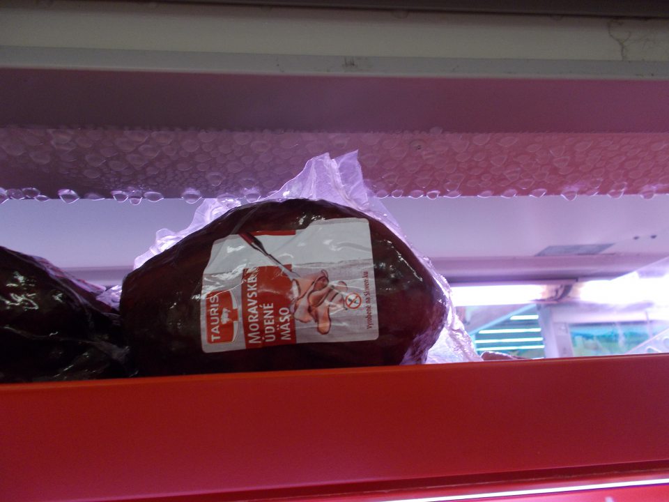 Kondenz v chladiacej vitríne na predajni. 