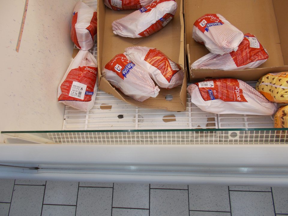 Znečistené mraziace boxy v predajni.