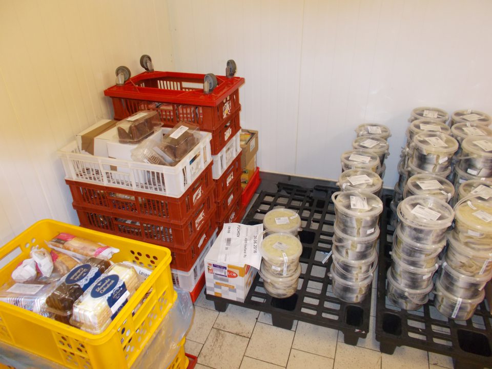 Spoločné a nesprávne skladovanie cukrárenských výrobkov s rybami v prevádzke.