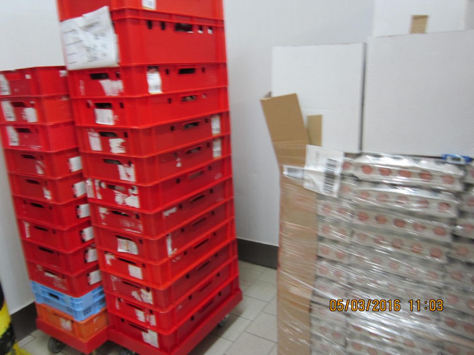 V prevádzke zistené nezlučiteľné podmienky skladovania - vajcia spolu s mäsovými výrobkami.