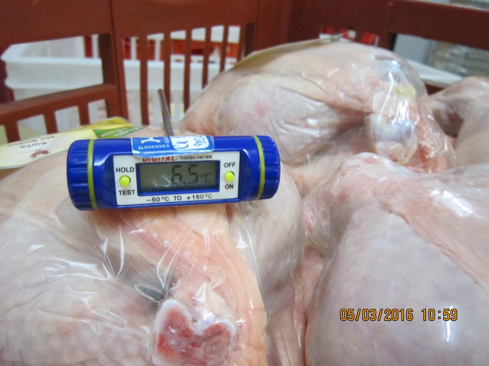 V prevádzke nedodržaná teplota skladovania hydiny.