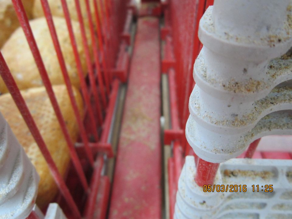 V  časti predaja pekárskych výrobkov znečistené regály a konštrukcia.