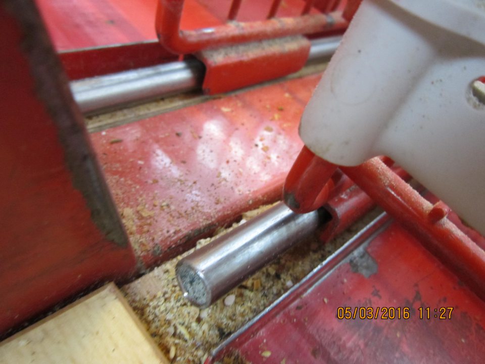 V predajni znečistená konštrukcia zariadenia na pekarske výrobky. 