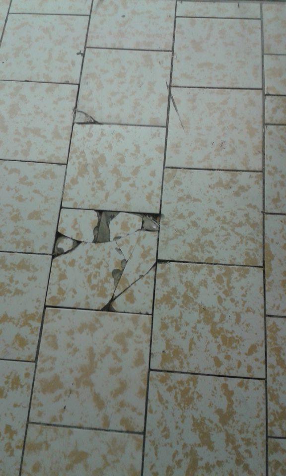 V prevádzke porušená celistvosť podlahy.