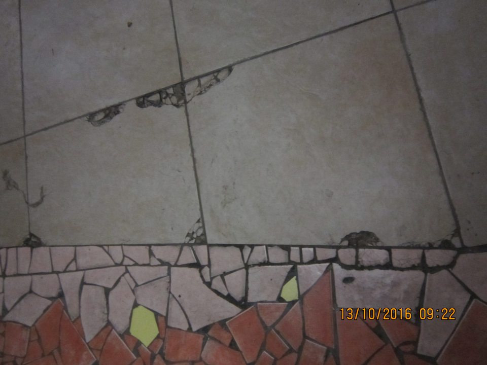 Necelistvá, poškodená podlaha v predajni.