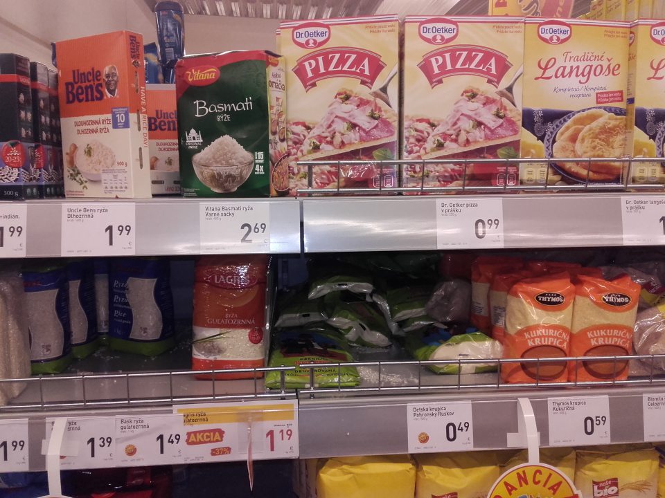 V predajni znečistený regál.