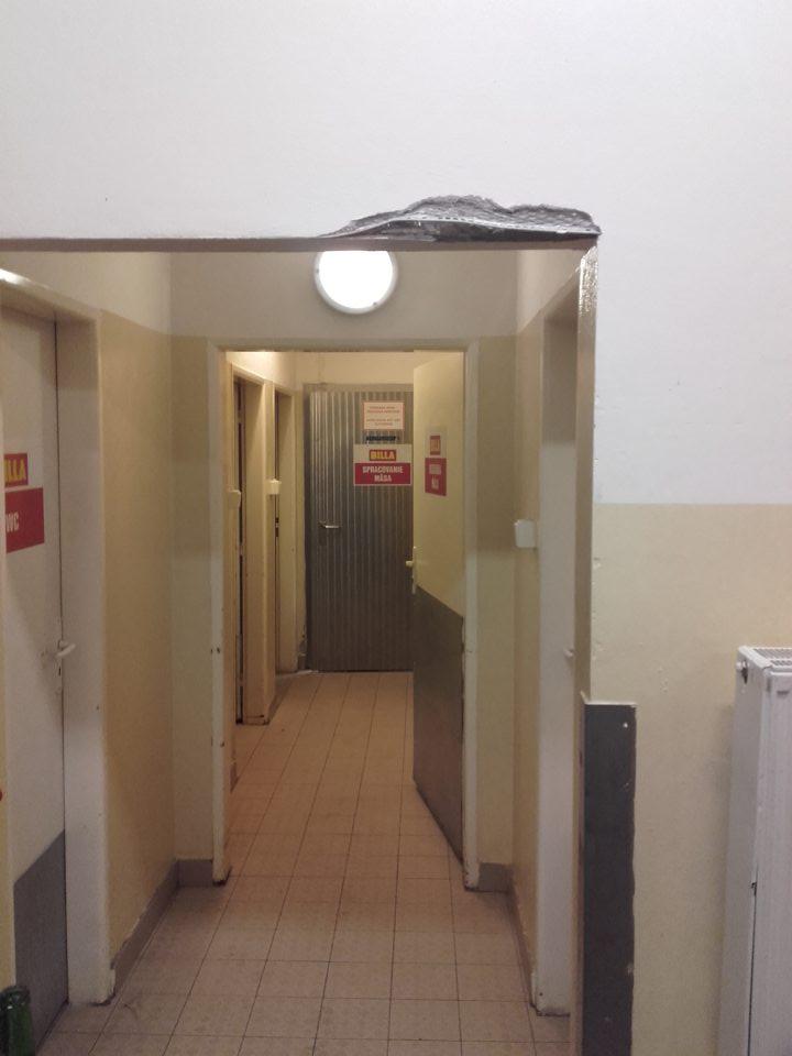 Poškodená stena pri vstupe do rozrábky mäsa.