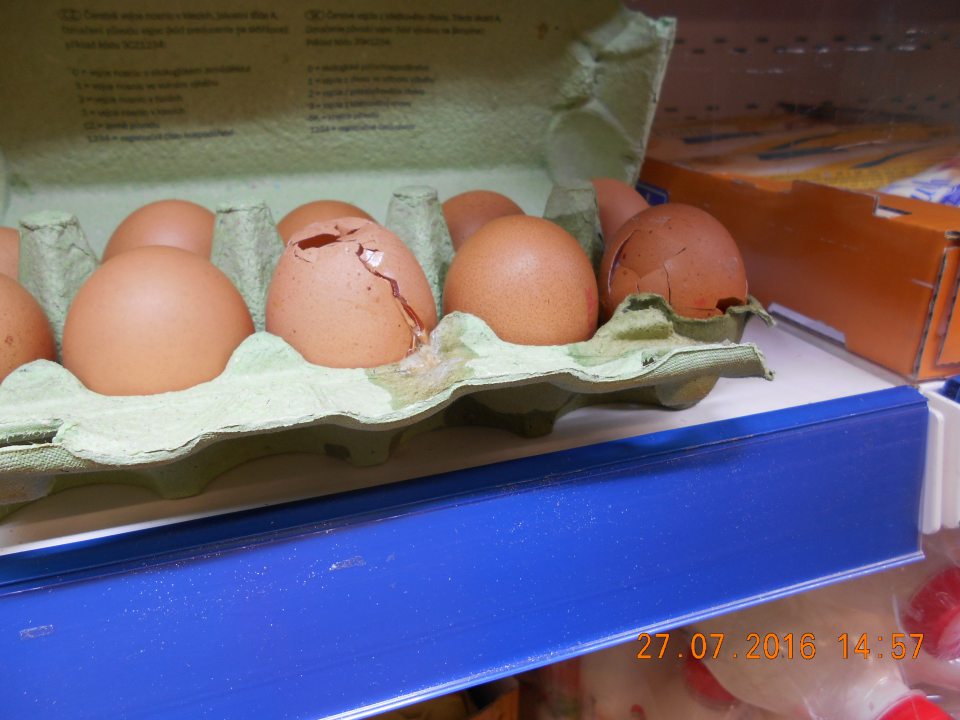 Predaj rozbitých slepačích vajec s rozmočeným obalom. 