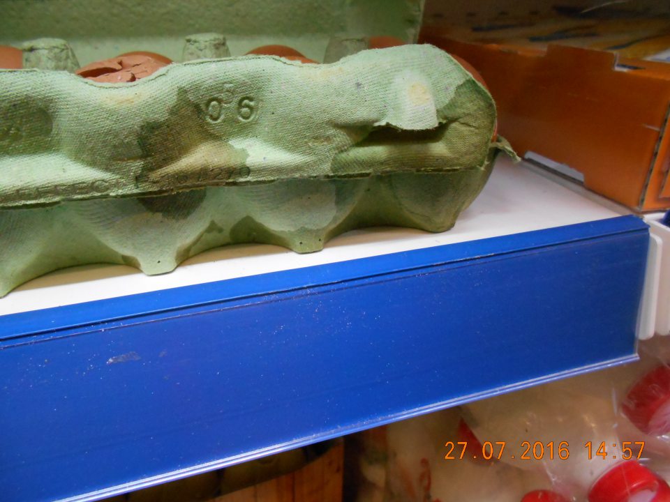 Predaj rozbitých slepačích vajec s rozmočeným obalom. 