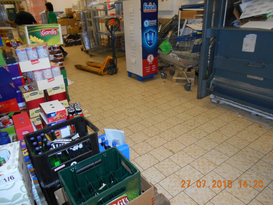 V sklade potravín sa nachádza zaprášený lisovač, v blízkosti ktorého sa nachádzajú potraviny.