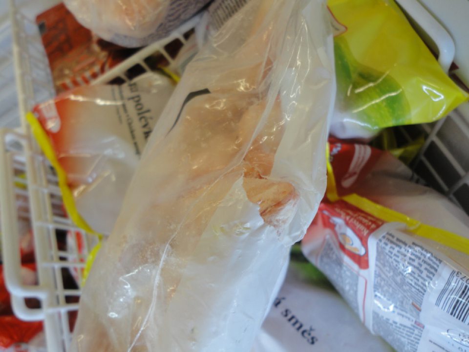 Umiestňovanie na trh hlbokozmrazenej hydiny s poškodeným obalom.