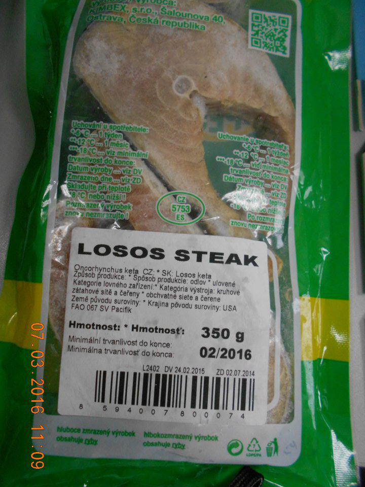 Predaj výrobku s poškodeným vákuovým balením, zmena farby výrobku a námraza.