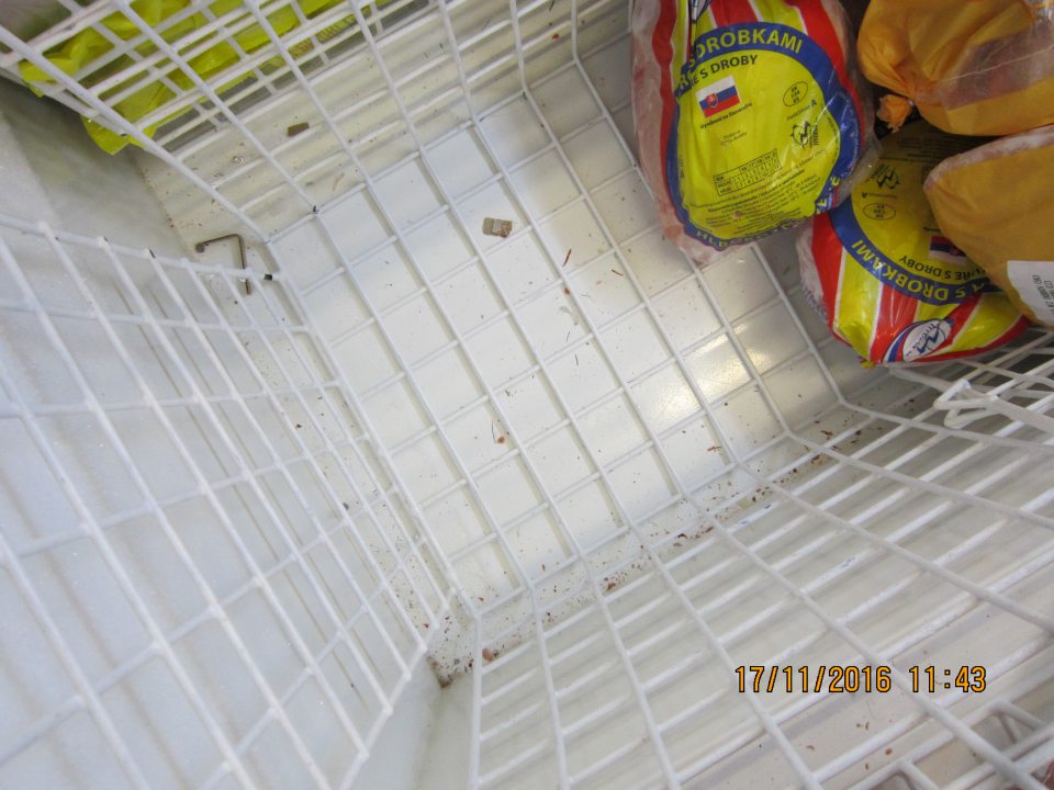 V predajni zistené znečistené dno mraziaceho zariadenia.