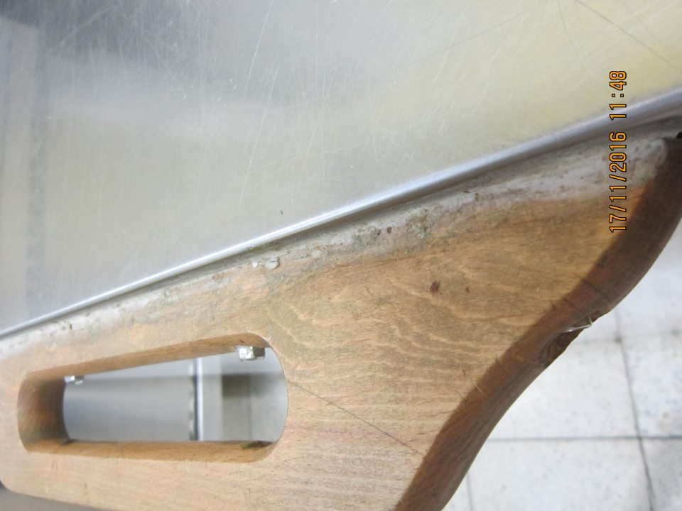 V prevádzke na úseku dopeku pekárskych výrobkov zistené znečistenie drevenej rúčky na mraziacom zariadení. 