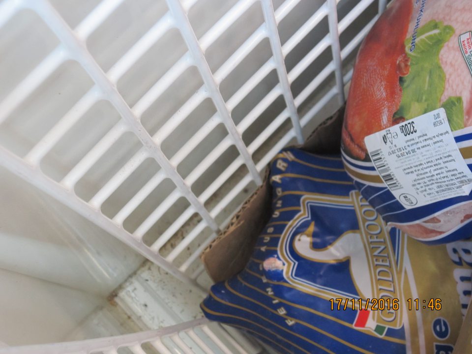 V predajni zistené znečistené dno mraziaceho zariadenia.