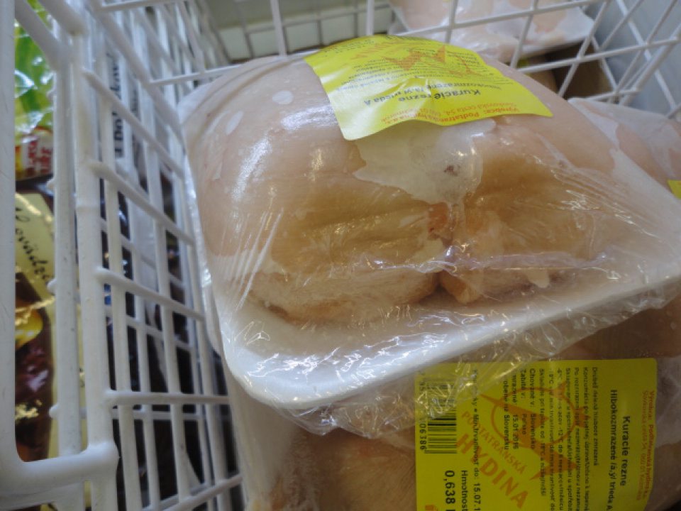 Umiestňovanie na trh hlbokozmrazenej hydiny s poškodeným obalom a známkami vysušenia mrazom/škvrnami po výmraze