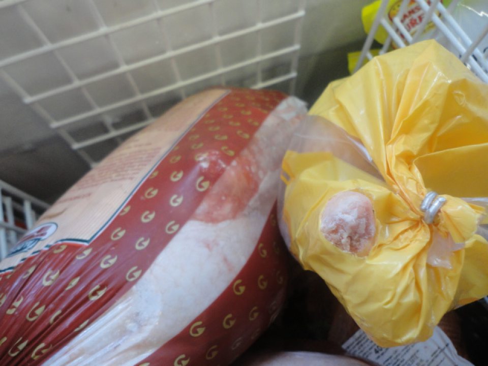 Umiestňovanie na trh hlbokozmrazenej hydiny s poškodeným obalom a známkami vysušenia mrazom/škvrnami po výmraze