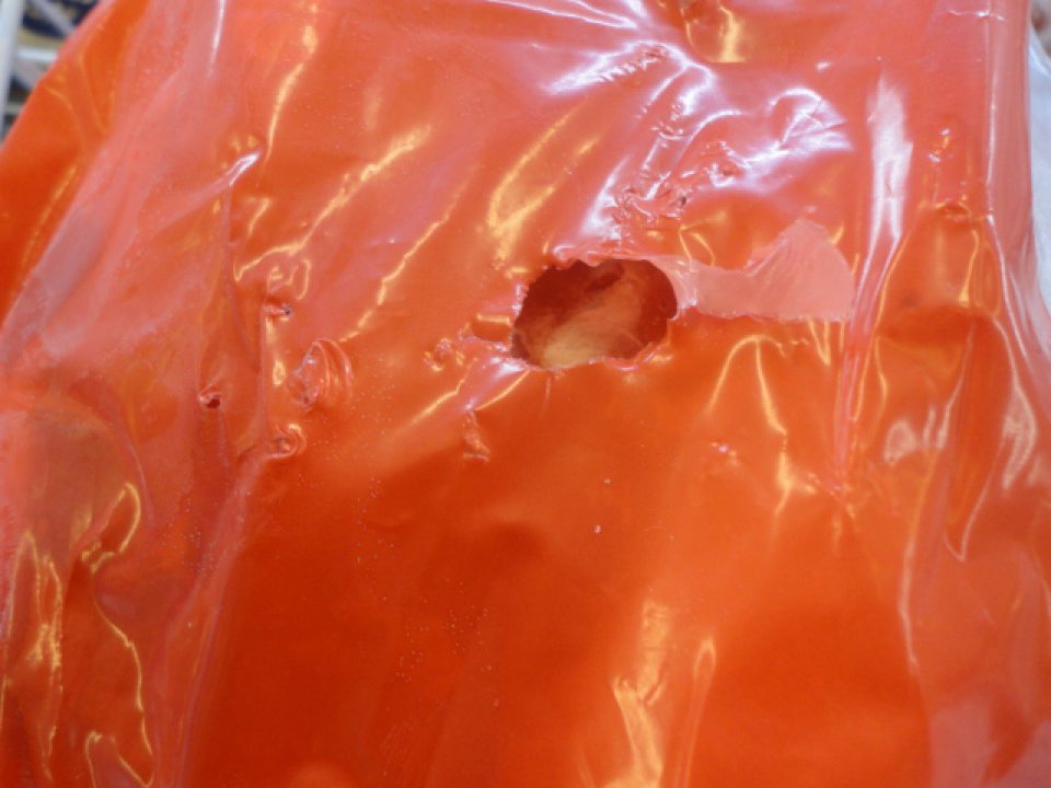 Umiestňovanie na trh hlbokozmrazenej hydiny s poškodeným obalom a známkami vysušenia mrazom/škvrnami po výmraze