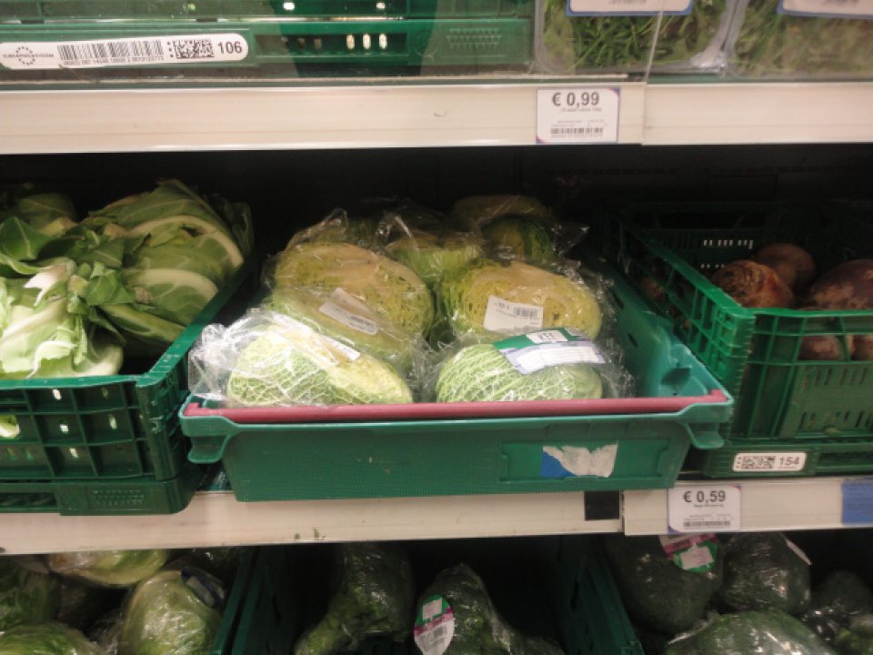 Na obale potraviny sú 2 etikety, na etikete TESCO je vyznačená krajina pôvodu Poľsko a na druhej etikete je uvedená krajina pôvodu Slovensko