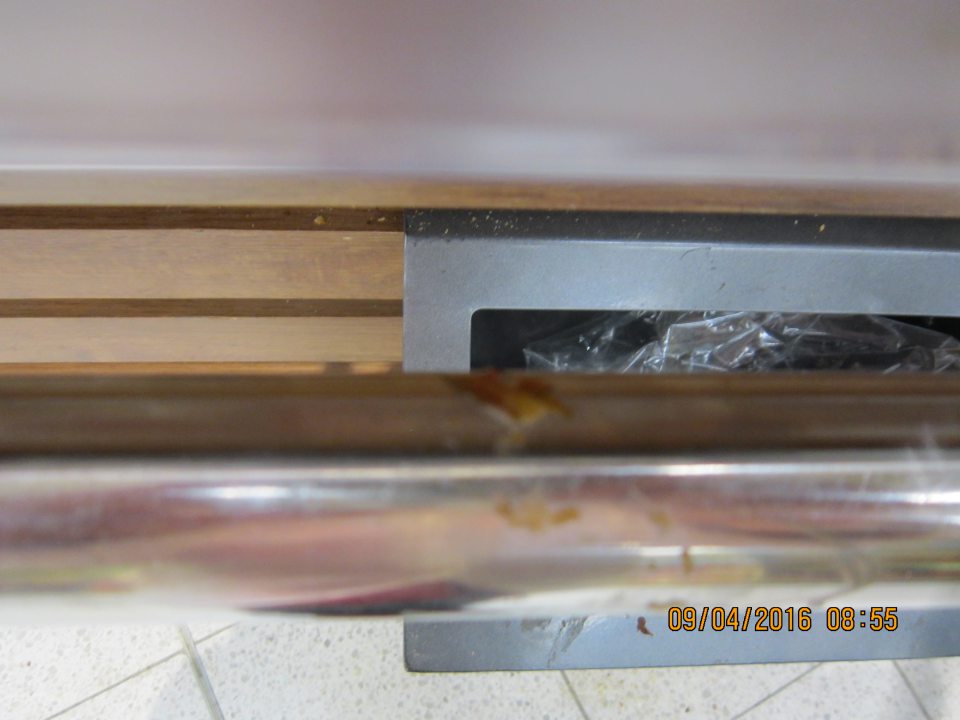 V predajni znečistené zariadenie na predaj nebalených pekárskych výrobkoch.