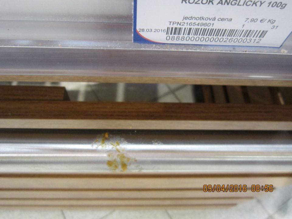 V predajni na úseku predaja nebalených pekárskych výrobkov znečistená rukoväť zariadenia.