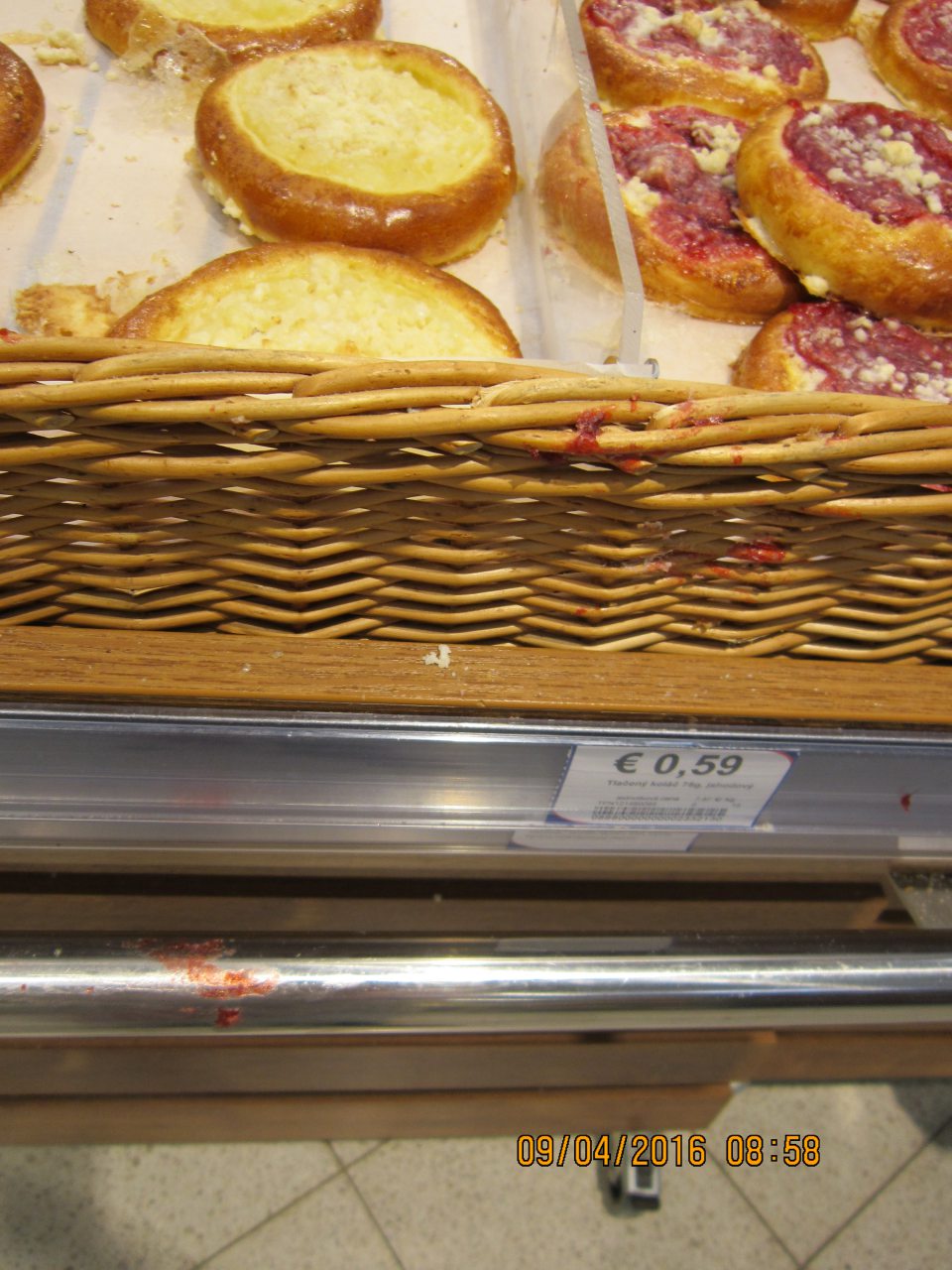 V predajni na úseku predaja nebalených pekárskych výrobkov znečistený bok prúteného koša.