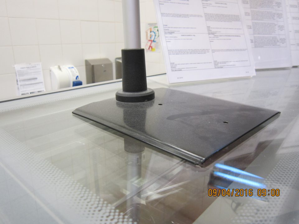 V prevádzke znečistený povrch chladiacej vitríny na uchovávanie cukrárskych výrobkov.