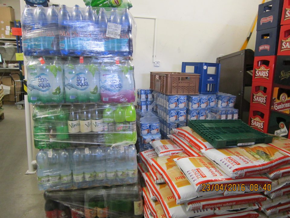 V zázemí prevádzky skladovaný potravinársky tovar spolu s nepotravinárskym.