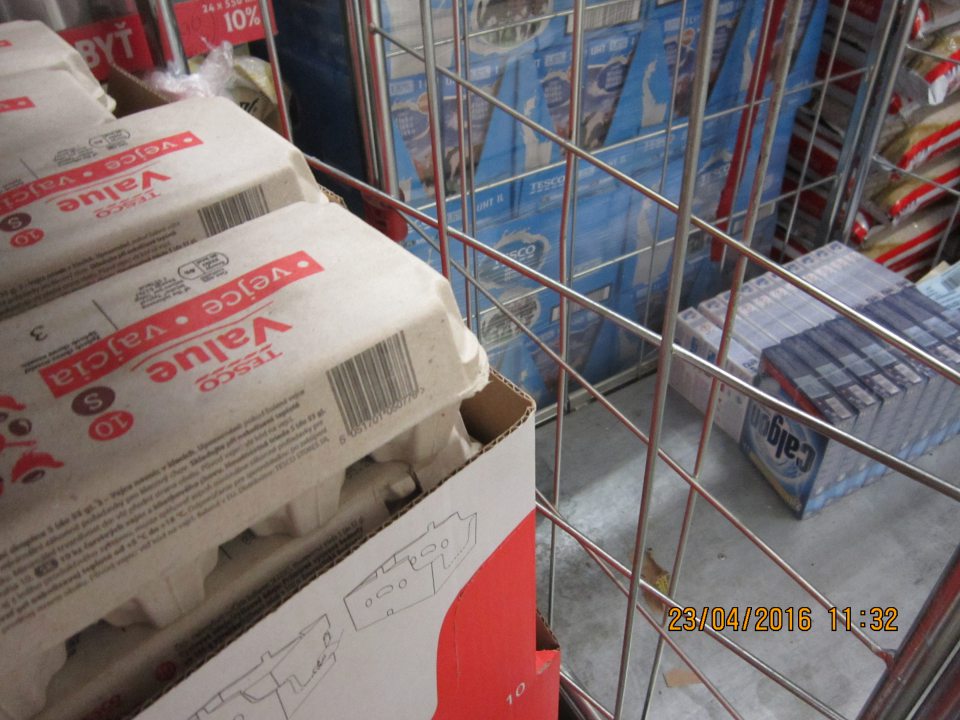 V zázemí prevádzky sú spolu umiestnené klietky s potravinárskym a nepotravinárskym tovarom (vajcia, mlieko, zemina, prací prášok).