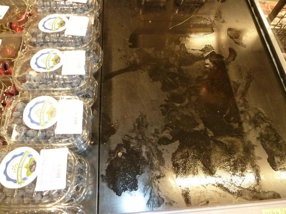 V prevádzke znečistená chladiarenská vitrína.