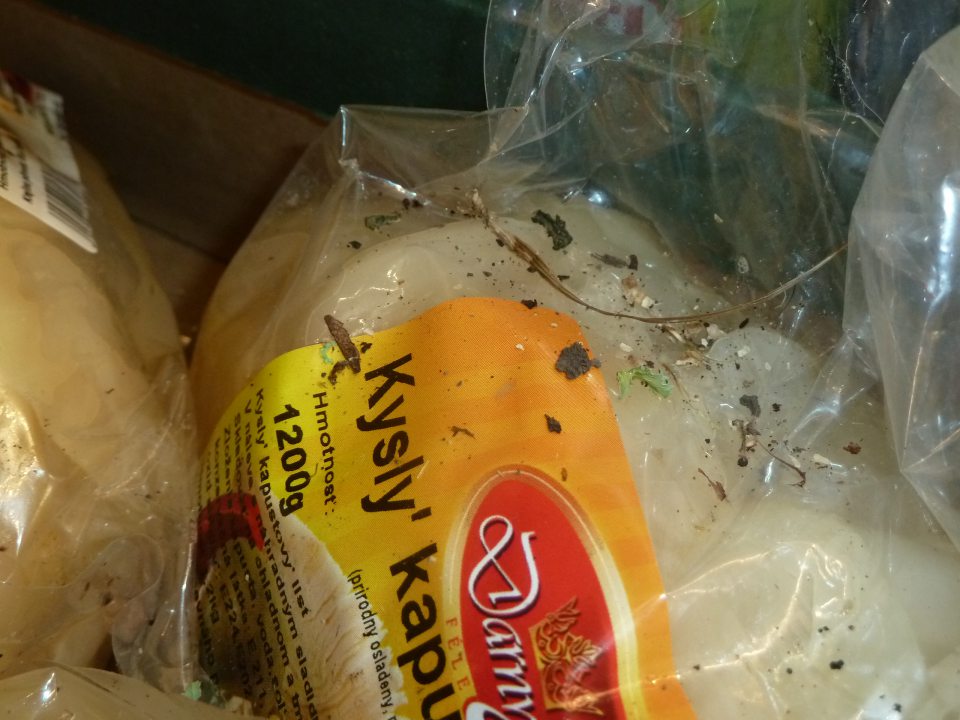 Predaj tovaru so znečisteným obalom.