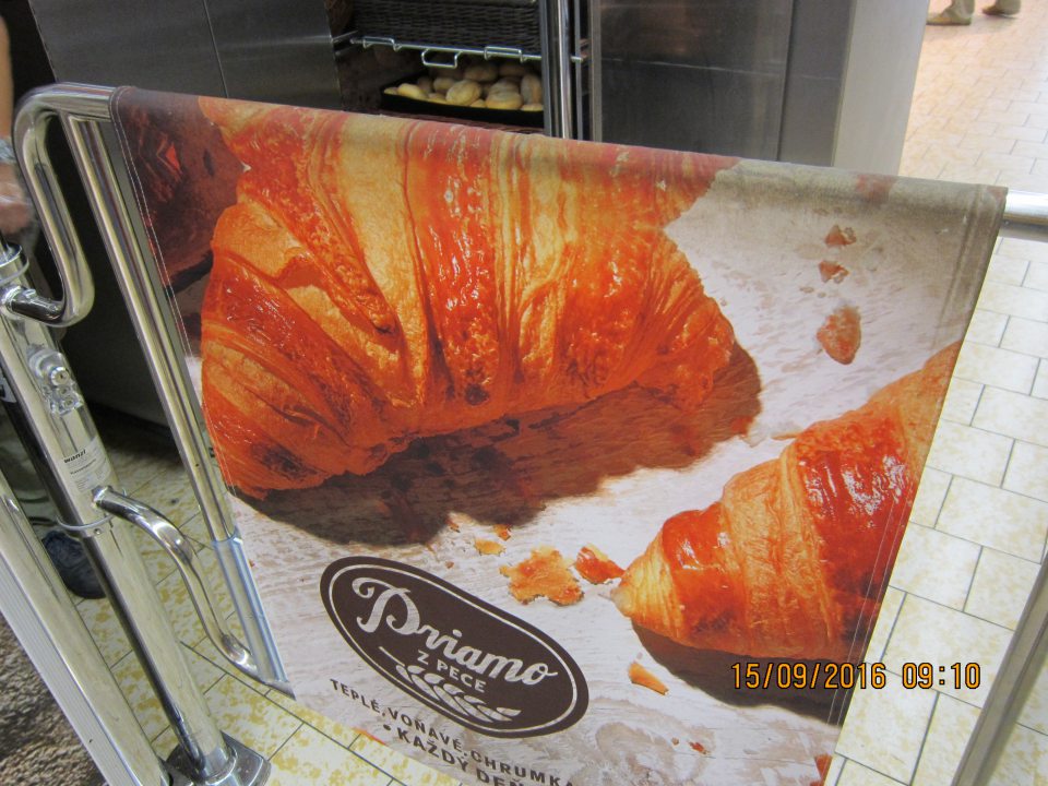 Na predajnej ploche pri vstupe do úseku dopeku pekárskych výrobkov znečistený textilný návlek kladky. 