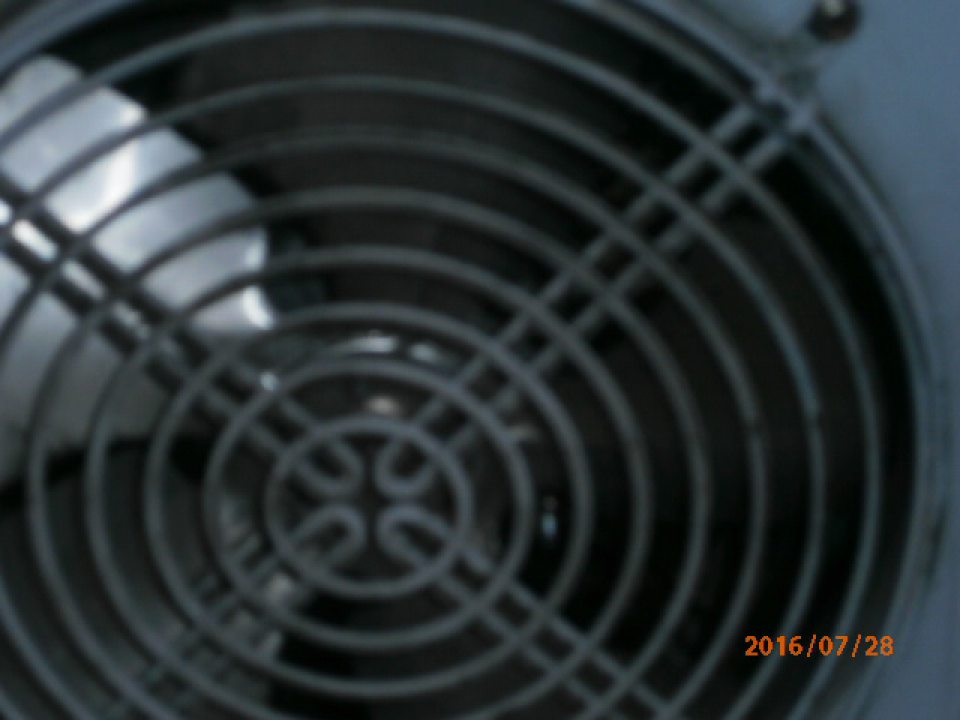 V sklade prevádzky znečistená ochranná mriežka chladiacej jednotky v chladiacom boxe 