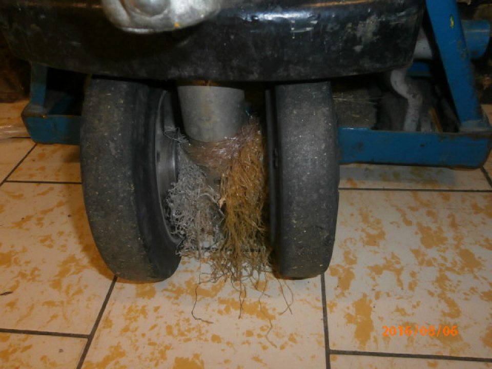 V prevádzke znečistený paletový vozík.