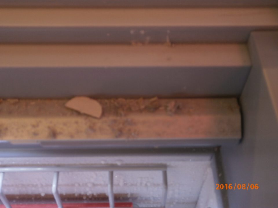 Znečistená vodiaca lišta mraziaceho boxu s mrazenými krémami.