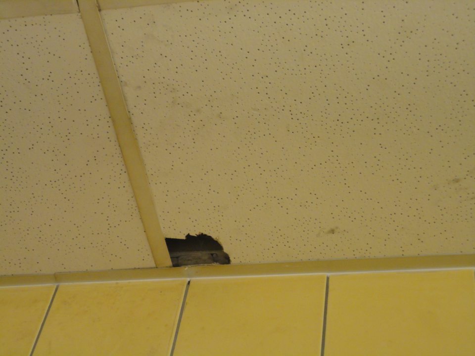 Poškodená stropná kazeta na oddelení dopekania pekárskych výrobkov.