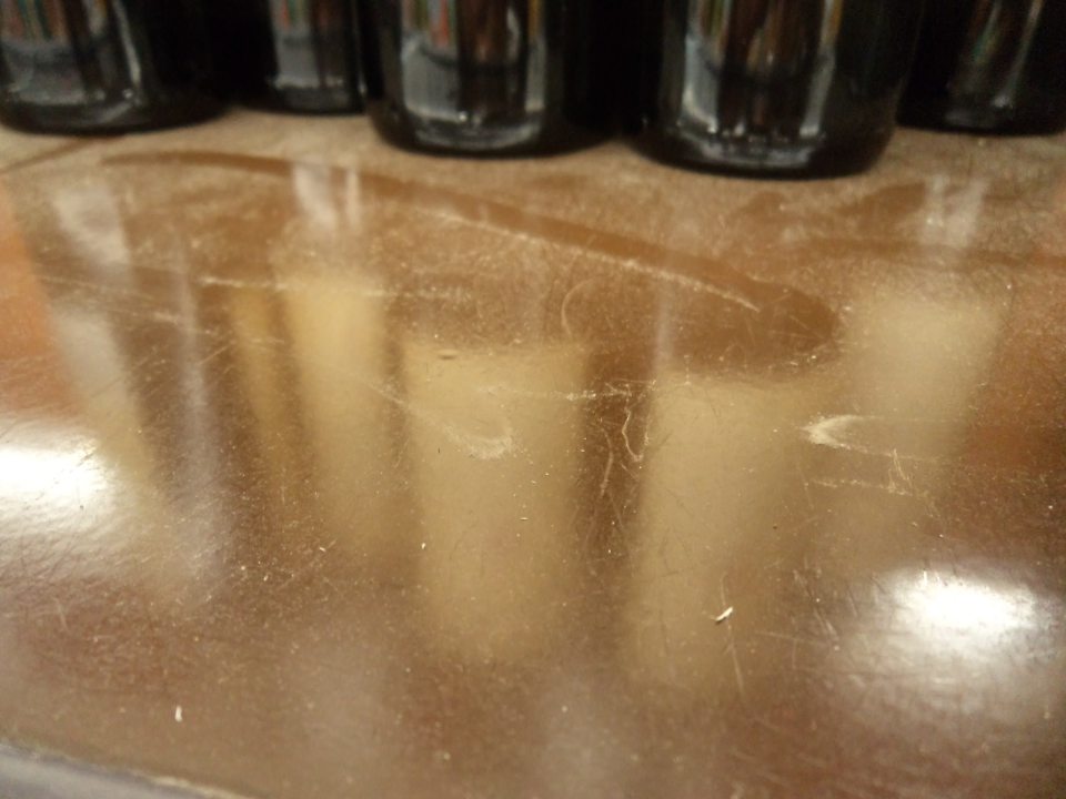 Zaprašené regále s vínom