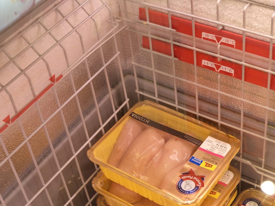  Námraza na vnútorných stenách chladiaceho boxu s chladenou hydinou