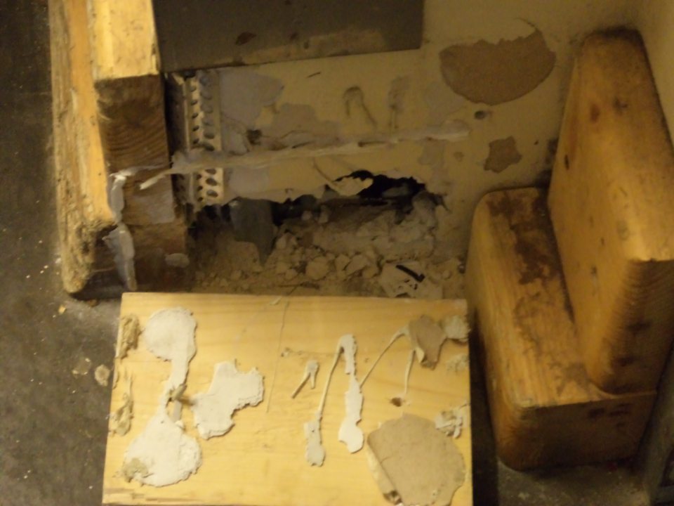 V prevádzke, v manipulačnej chodbe poškodený povrch steny.