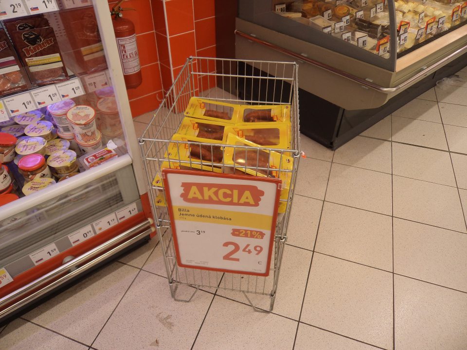 Potraviny nevhodne skladované pri teplote prostredia mimo chladiaceho zariadenia.