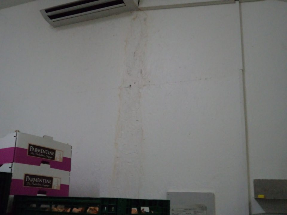 V sklade ovocia a zeleniny znečistená stena pod klimatizačnou jednotkou.