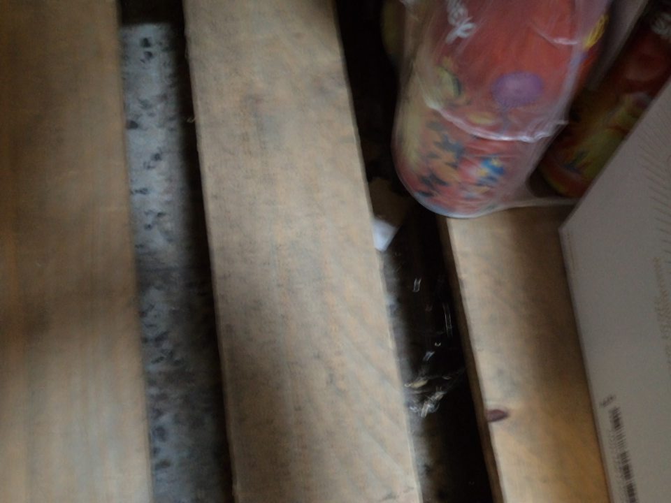 V sklade potravín v mieste skladovania alkoholu a šumivých vín znečistená podlaha.