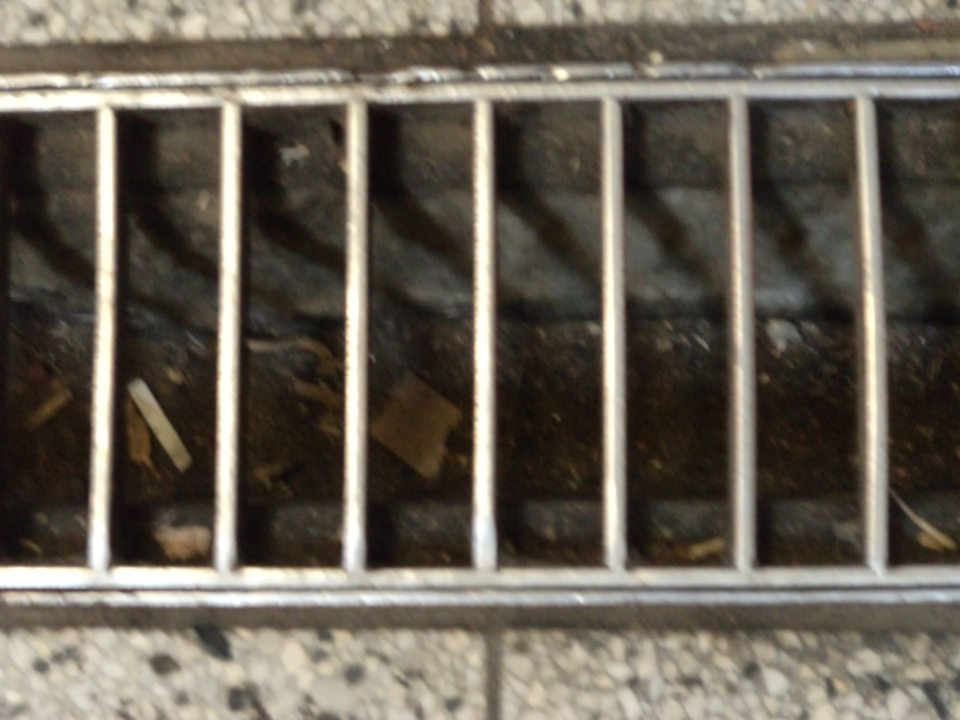 V sklade potravín znečistený priestor pod kanálovou mriežkou.