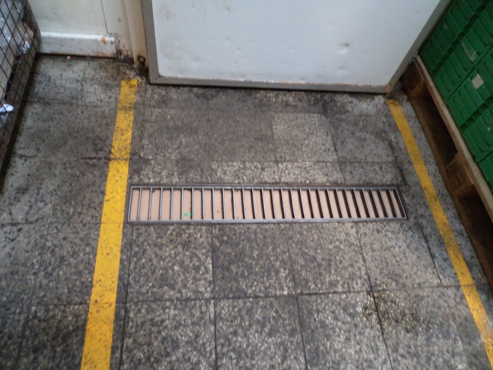 V sklade potravín prevádzky znečistená dlažba.