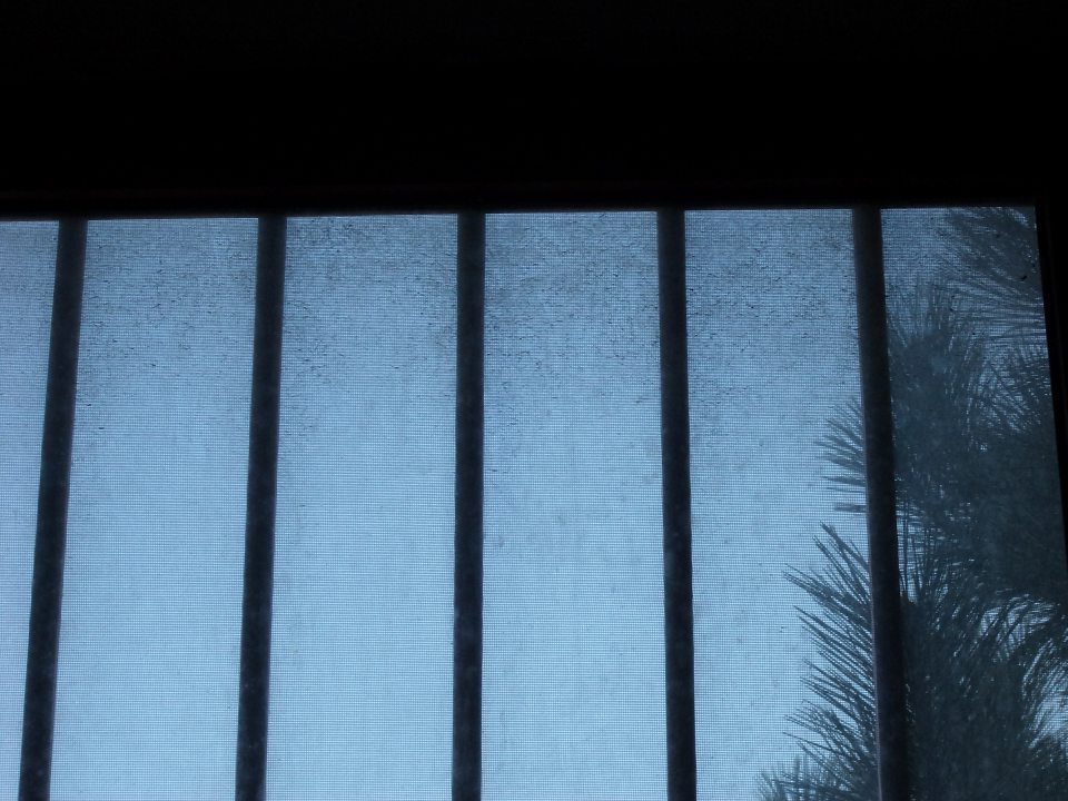 V dennej miestnosti zamestnancov znečistené okná. 