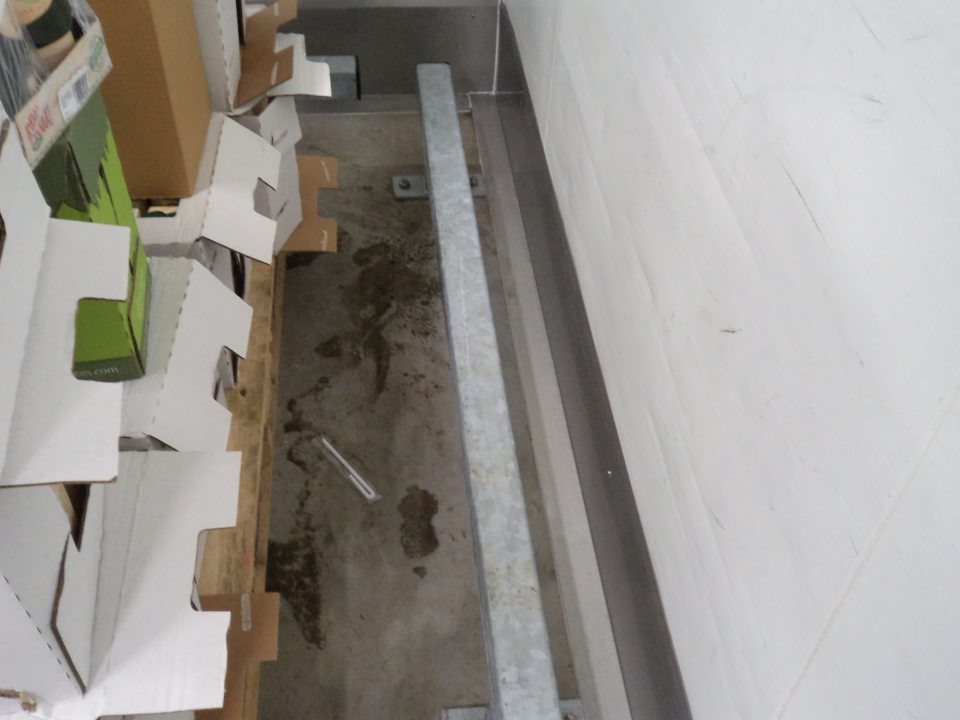 Znečistená podlaha v sklade ovocia a zeleniny