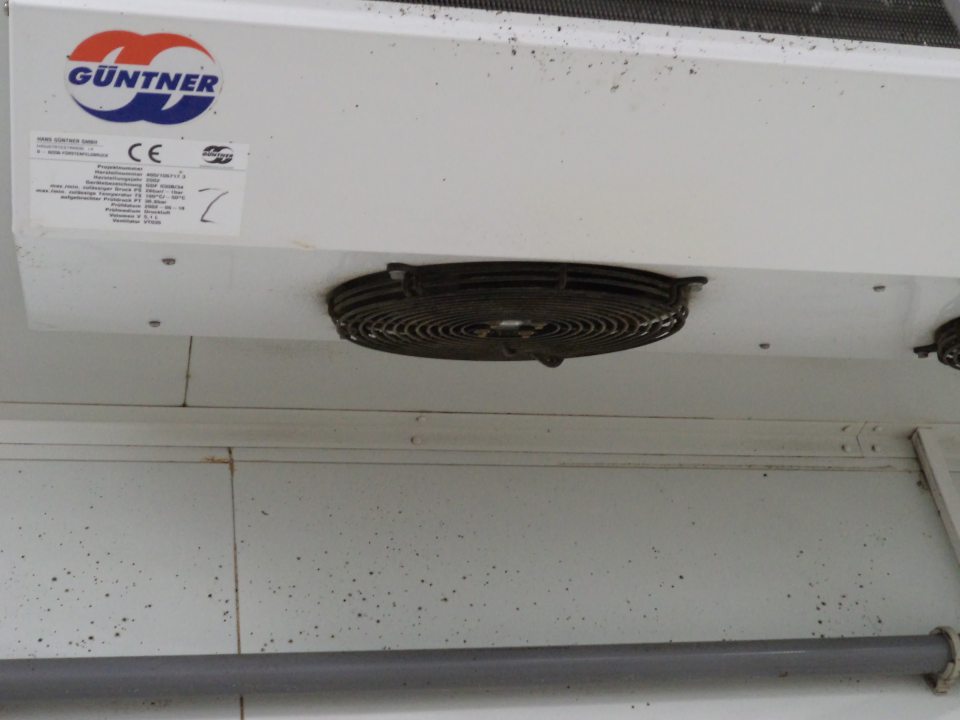 Znečistené chladiace jednotky v sklade ovocia a zeleniny