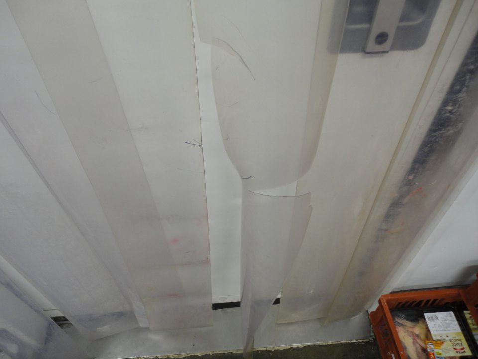  Poškodená plastová lamela v chladiacom sklade mäsa