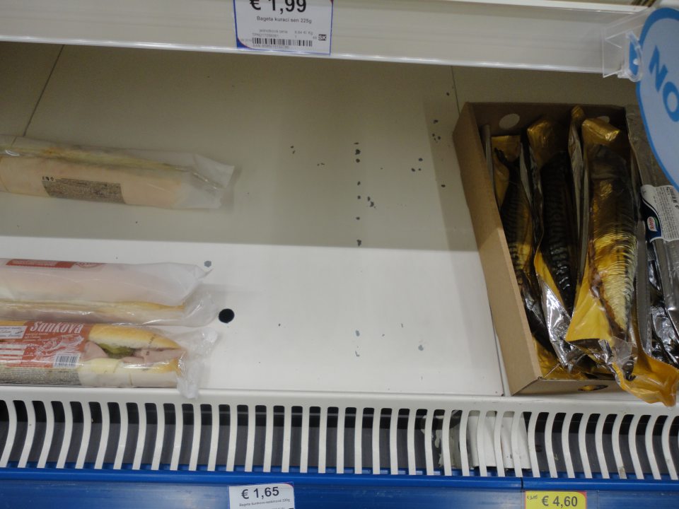 Poškodený náter ložnej plochy regálu na predajnej ploche